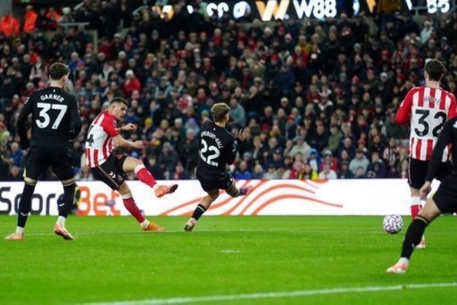 Xhaka xé lưới Everton.