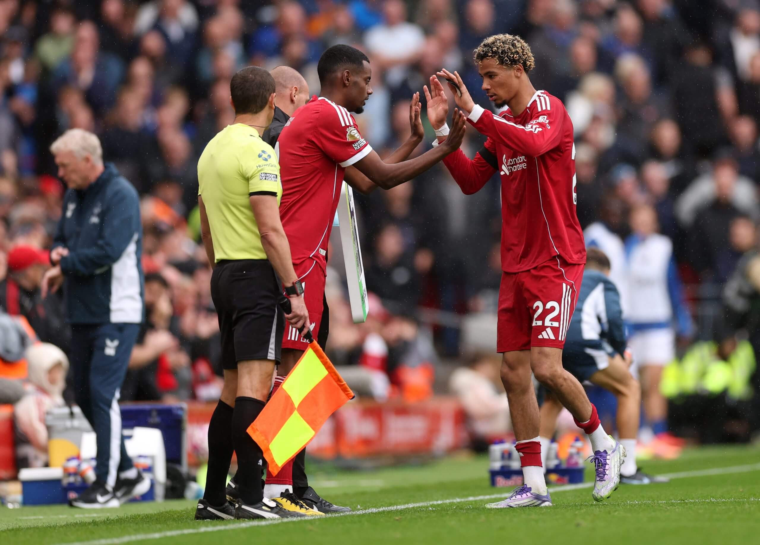 C&aacute;c HLV của những CLB lớn l&agrave; những người hưởng lợi nhiều nhất từ luật 5 quyền thay người