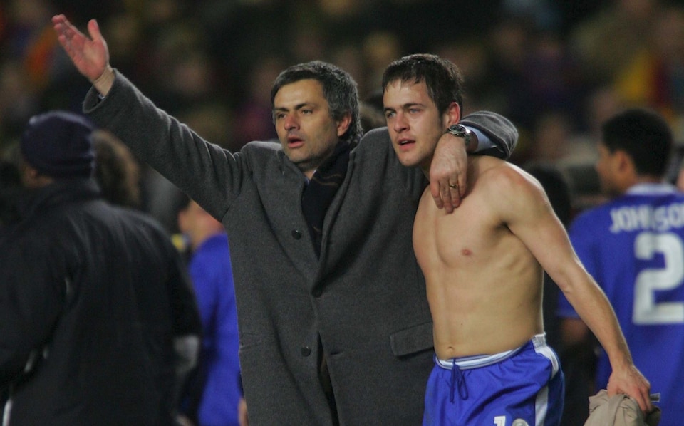 Mourinho ăn mừng cuồng nhiệt c&ugrave;ng Joe Cole sau chiến thắng lịch sử trước Barcelona năm 2005.
