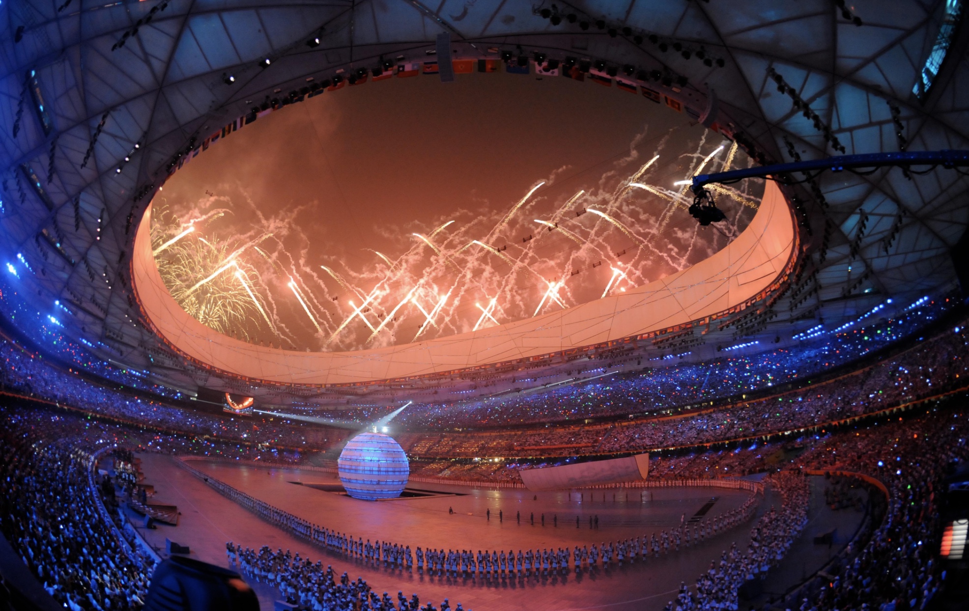 Lễ khai mạc Thế vận hội Mùa hè 2008 tại Sân vận động Quốc gia Bắc Kinh, một trong những sự kiện truyền hình được xem nhiều nhất lịch sử.