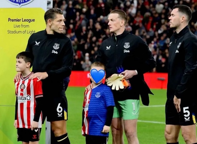 Ảnh bài viết Pickford xúc động trở lại Sunderland, cùng con trai khoe áo đặc biệt