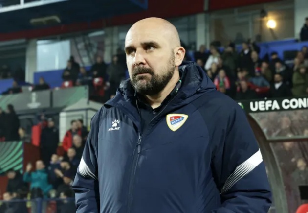 HLV Mladen Zizovic đột quỵ ngay trên sân.