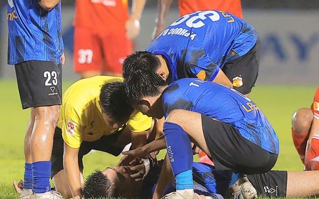 Ảnh bài viết Trọng tài Nguyễn Mạnh Hải phản xạ nhanh cứu cầu thủ HAGL