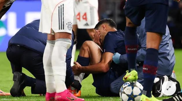 Hakimi bật khóc rời sân sau chấn thương.