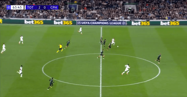 Van de Ven dẫn bóng từ sân nhà.