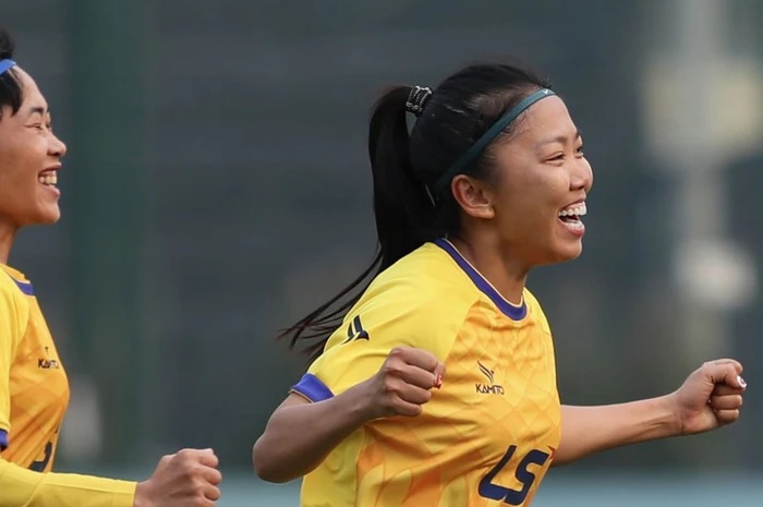 Ảnh bài viết Huỳnh Như ghi bàn vào lưới tuyển Việt Nam, CLB TP.HCM thắng kịch tính 2-1