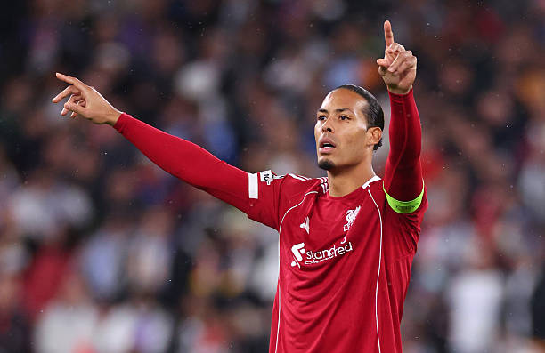 Trung vệ Virgil Van Dijk tỏ ra lạnh nhạt với người đồng đội cũ, Trent Alexander-Arnold.