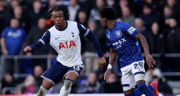 Ảnh bài viết Tottenham xác nhận Destiny Udogie bị người đại diện đe dọa bằng súng