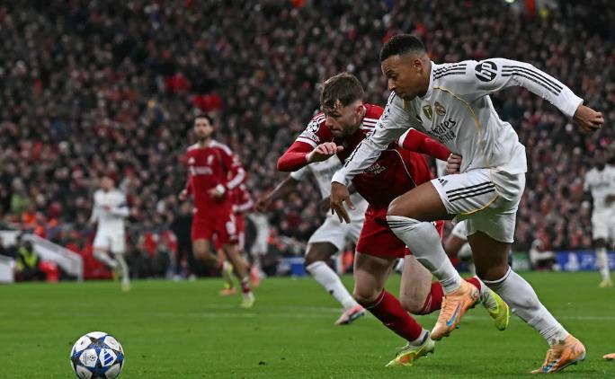 Conor Bradley có trận đấu xuất sắc.