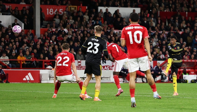 Amad Diallo giúp MU giữ lại 1 điểm trước Nottingham Forest.