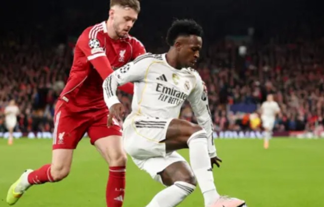 Bradley khóa chặt Vinicius.