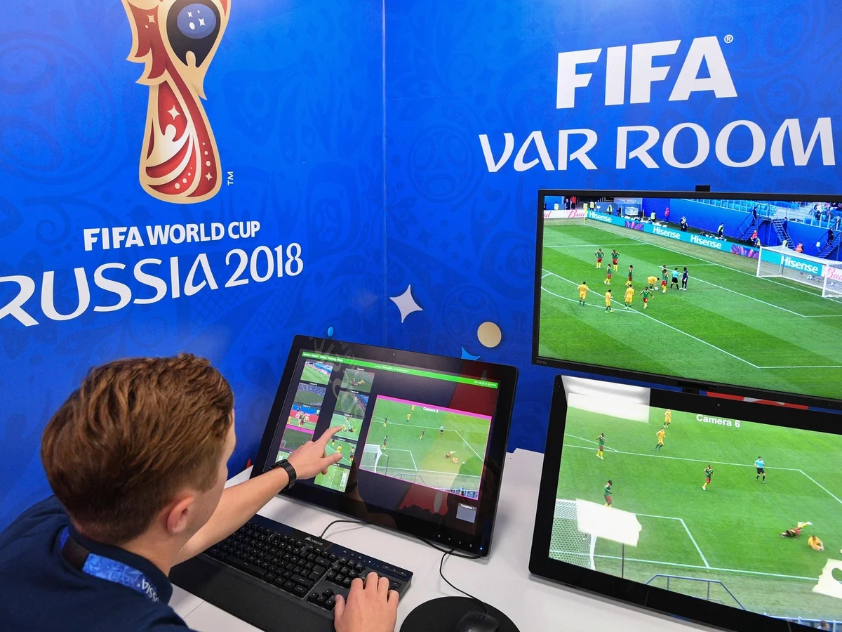 Công nghệ VAR ra đời giúp trọng tài có những quyết định chính xác hơn.