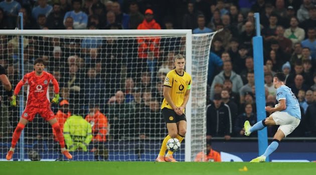 Foden lập cú đúp vào lưới Dortmund.