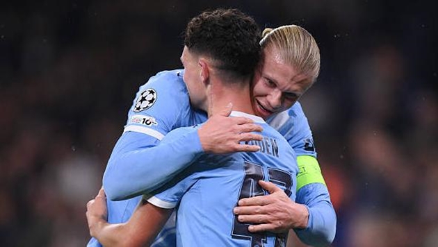 Phil Foden gây ấn tượng bên cạnh Erling Haaland.