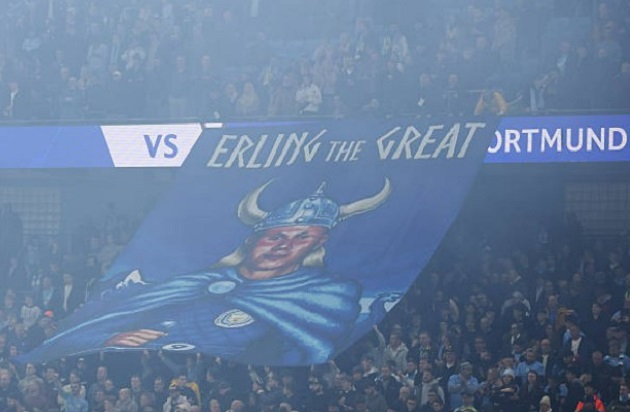 CĐV Man City tận hưởng bầu không khí lễ hội tại Etihad.