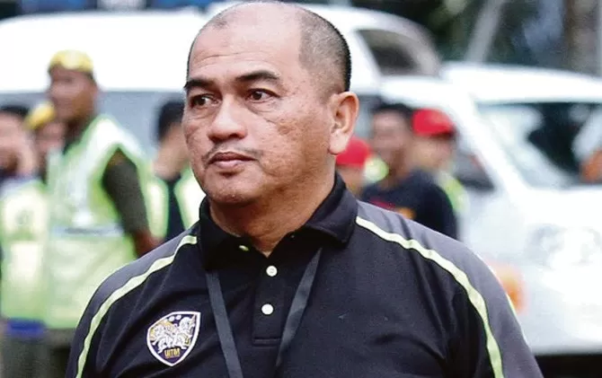 Ông Raja Isa Raja Akram Shah bình luận về bóng đá khu vực.