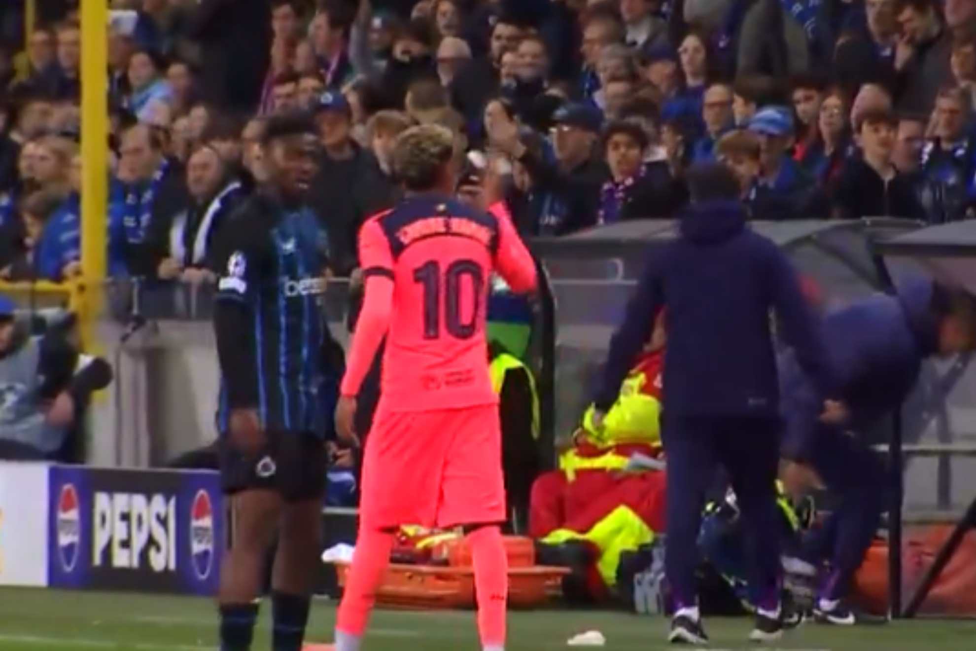 Ảnh bài viết Lamine Yamal đáp trả CĐV Club Brugge bằng nụ hôn đầy thách thức