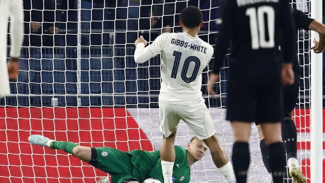 Morgan Gibbs-White đá hỏng 11m cho Nottingham.