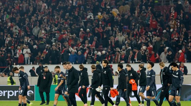 Thầy trò Van Pesie cúi đầu rời nước Đức.