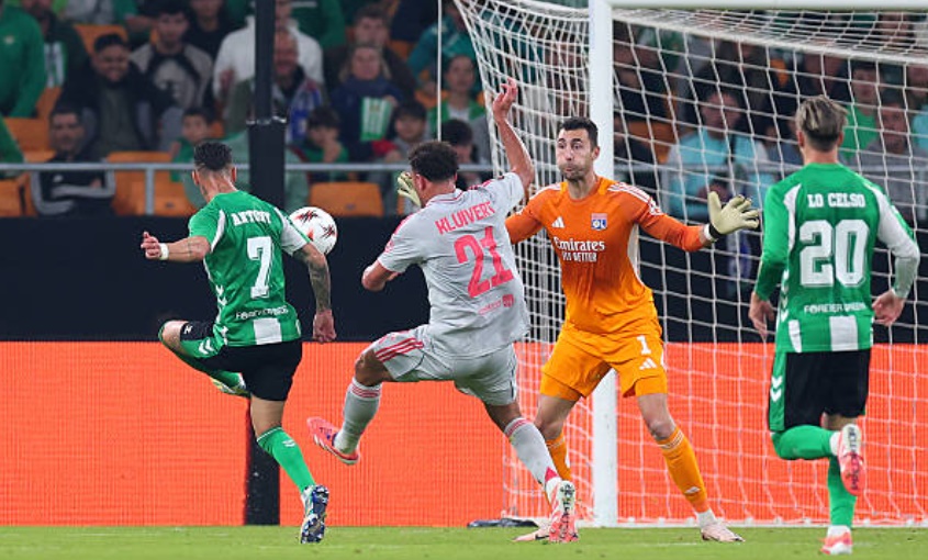 Antony có pha lốp bóng đẹp mắt trước Lyon.,