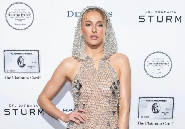 Chloe Kelly xuất hiện với bộ váy ánh kim gợi cảm.