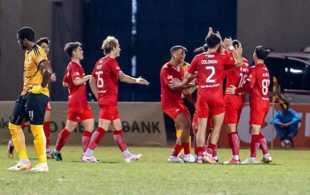 Thể Công (áo đỏ) rất quyết tâm để bám đuổi top đầu.