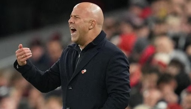 Slot chào đón Isak trở lại.