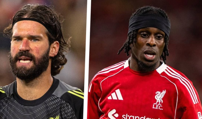 CĐV Liverpool mong chờ sự trở lại của bộ đôi Alisson và Frimpong.