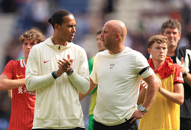 HLV Arne Slot lên tiếng ủng hộ Virgil Van Dijk.