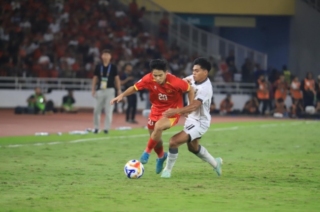 Anh Quân (áo đỏ số 20) quyết tâm góp mặt ở SEA Games 33.