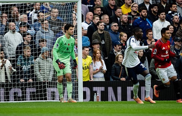 Ảnh bài viết Tottenham áp lực dồn dập, Lammens phản xạ xuất sắc cứu Man Utd