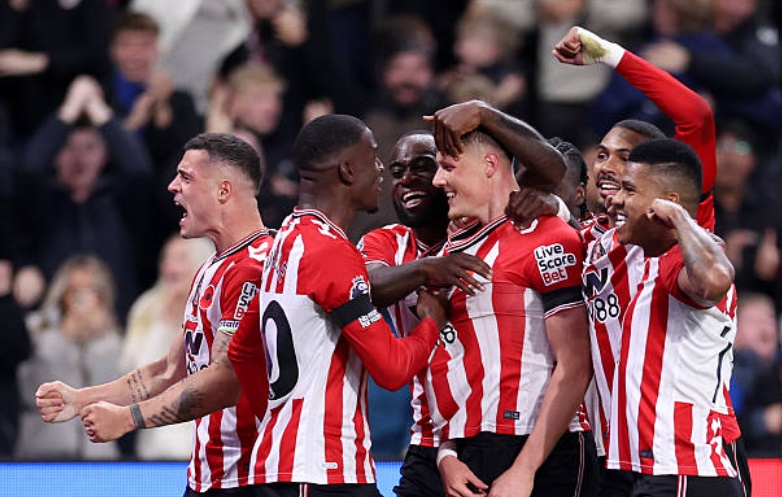 Ảnh bài viết Người cũ Arsenal gieo sầu, Sunderland bất ngờ dẫn trước Pháo thủ