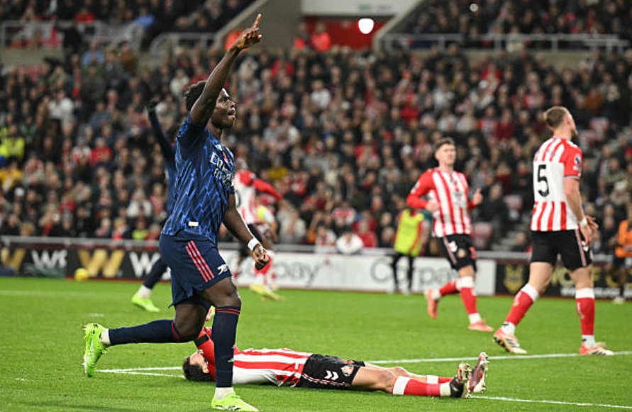 Saka quân bình tỷ số cho Pháo thủ.