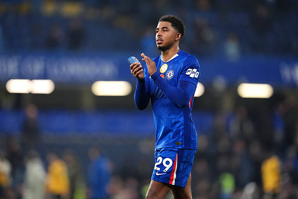 Wesley Fofana, 7 điểm - Cầu thủ 24 tuổi n&agrave;y đ&atilde; gi&uacute;p Chelsea chuyển đổi lối chơi bằng c&aacute;ch d&acirc;ng cao kiểm so&aacute;t b&oacute;ng, đồng thời g&acirc;y ấn tượng khi xử l&yacute; c&aacute;c t&igrave;nh huống cố định trong v&ograve;ng cấm. Anh ấy c&oacute; thể đ&atilde; l&agrave;m tốt hơn với một cơ hội trong hiệp một từ đường chuyền của Pedro Neto, nhưng anh ấy đ&atilde; kh&ocirc;ng thể kết nối tốt.