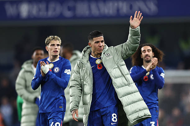 Enzo Fernandez, 8 điểm - Cầu thủ số 8 của Chelsea l&agrave; trung t&acirc;m của mọi pha b&oacute;ng hay nhất của The Blues, tạo ra cơ hội lớn ngay từ đầu với đường chuyền tuyệt vời cho Garnacho, v&agrave; anh ấy cũng su&yacute;t ch&uacute;t nữa đ&atilde; khiến thủ m&ocirc;n phải đứng ngo&agrave;i một v&agrave;i lần với những pha ph&aacute;t b&oacute;ng cố định nguy hiểm.