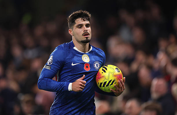 Pedro Neto, 7 điểm - Cầu thủ 25 tuổi người Bồ Đ&agrave;o Nha đ&atilde; tăng tốc trong hai v&agrave; chơi quyết t&acirc;m hơn hẳn, t&igrave;m c&aacute;ch vượt qua người k&egrave;m v&agrave; đưa b&oacute;ng v&agrave;o v&ograve;ng cấm mỗi khi c&oacute; b&oacute;ng. Neto sau đ&oacute; ghi b&agrave;n v&agrave;o lưới đội b&oacute;ng cũ bằng một pha dứt điểm đơn giản sau đường chuyền s&aacute;ng tạo của Garnacho b&ecirc;n c&aacute;nh tr&aacute;i.