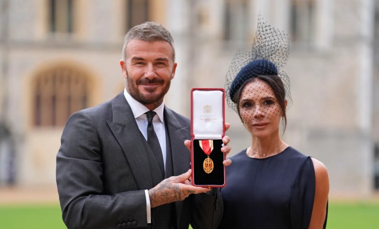 Ảnh bài viết David Beckham ăn mừng tước hiệu Hiệp sĩ cùng Gary Neville và gia đình