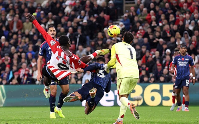 Arsenal đã đánh rơi điểm số trước Sunderland.