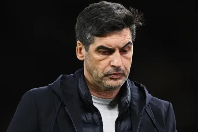 HLV Paulo Fonseca đối mặt khó khăn.
