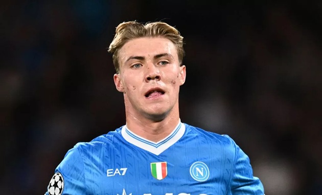 Hojlund đang được cho mượn ở Napoli.