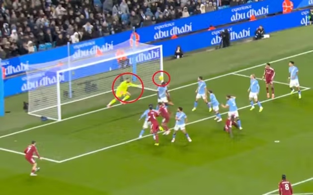 Robertson được cho che tầm nhìn của Donnarumma