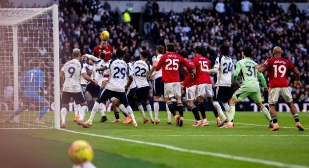 De Ligt ghi bàn từ quả phạt góc cho MU.