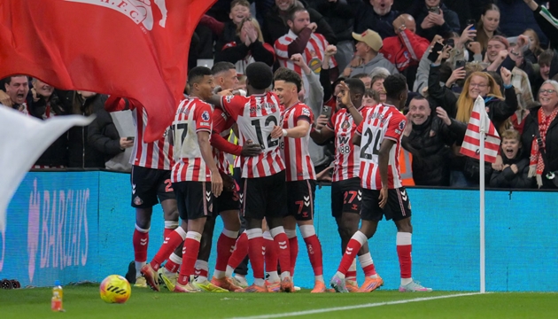 Sunderland cầm hòa một Arsenal đang sung sức.
