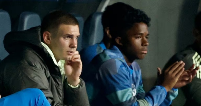 Endrick thường xuyên ngồi dự bị.