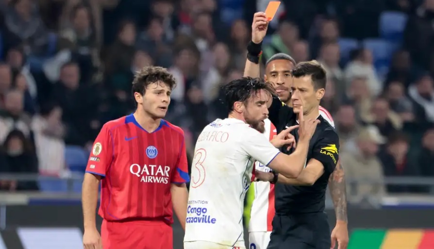 Ảnh bài viết Lyon bất lực, trọng tài được Ligue 1 bênh vực sau trận thua PSG