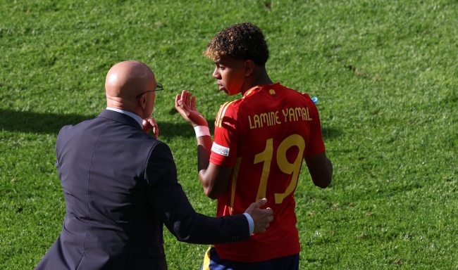 Yamal rút lui khỏi tuyển Tây Ban Nha.