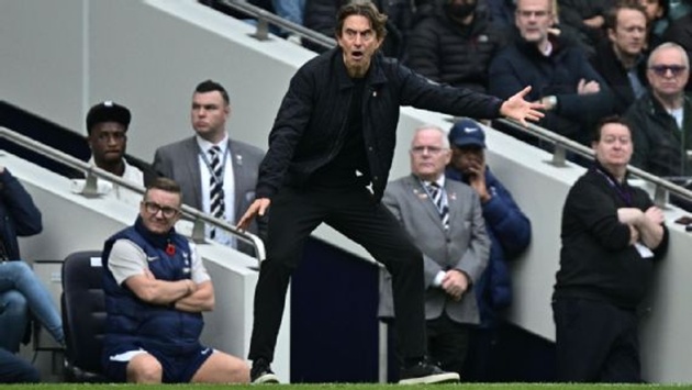 Tottenham chơi kém cỏi trên sân nhà.