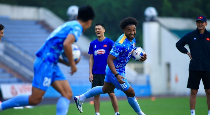 Xuân Son cười tươi khi trở lại đội tuyển.