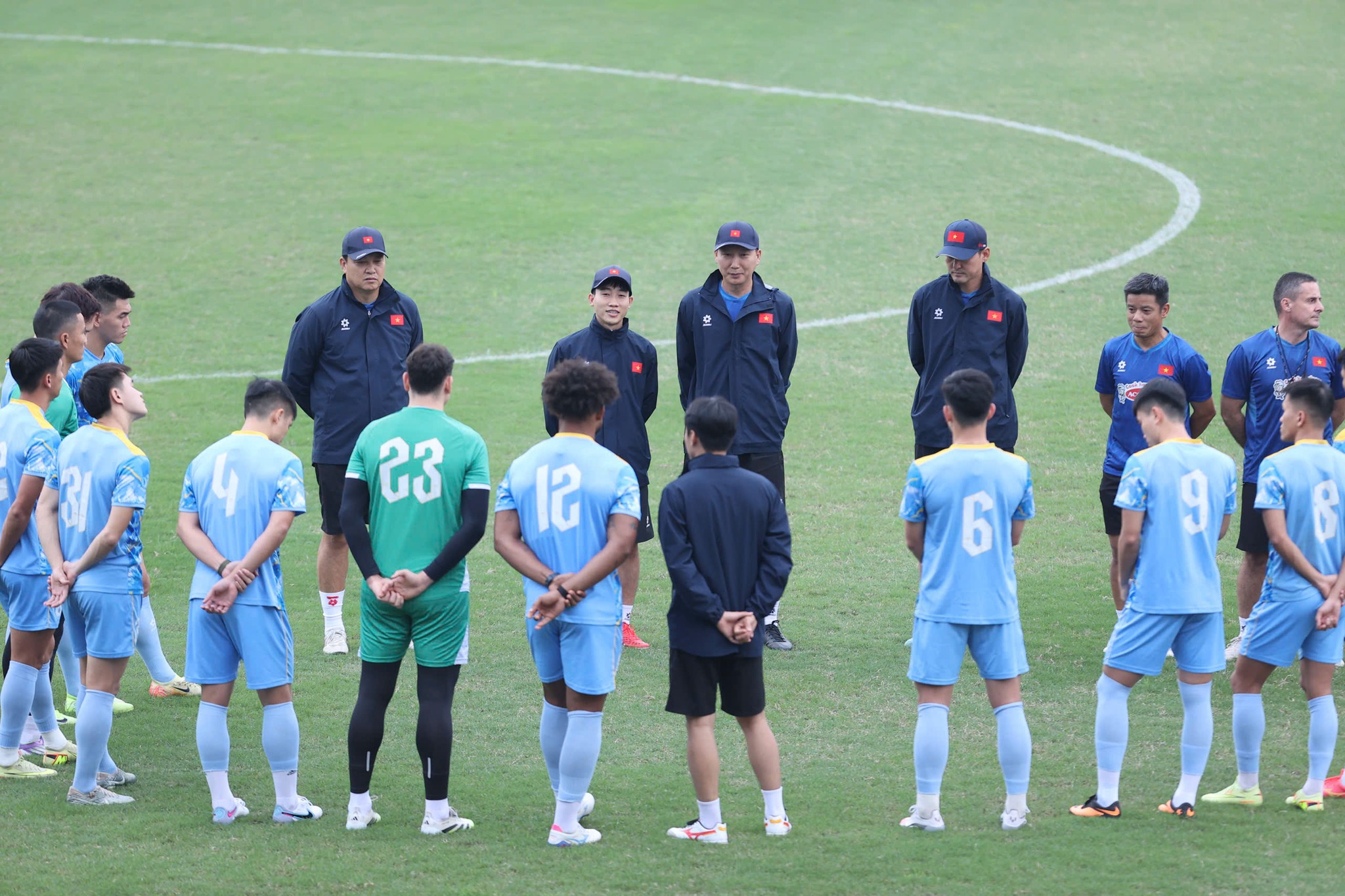 HLV Kim Sang-sik có nhiều toan tính với lực lượng tuyển Việt Nam hiện tại. Ảnh: VFF.