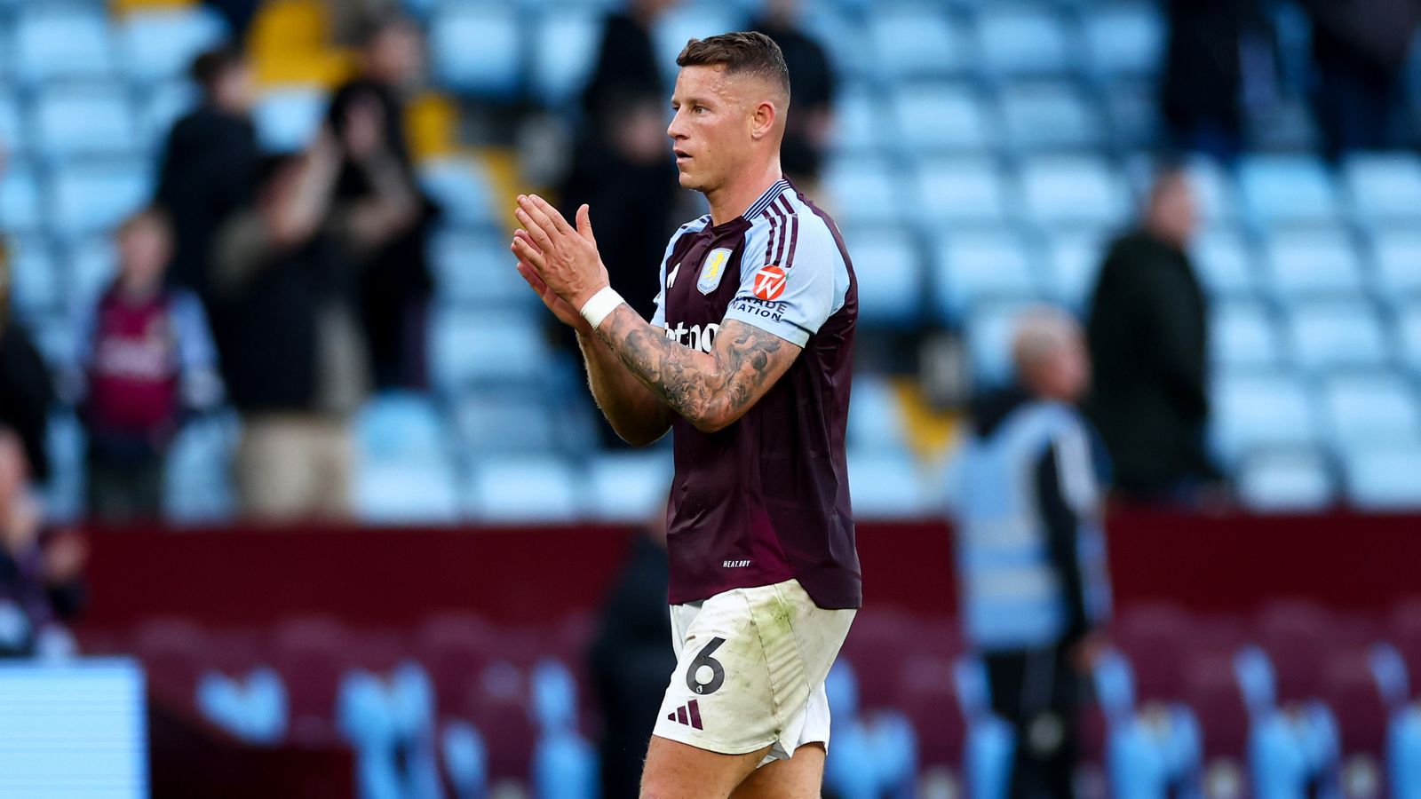 Barkley, ở tuổi 31, đang tìm lại phong độ đỉnh cao và sự chín chắn trong màu áo Aston Villa.